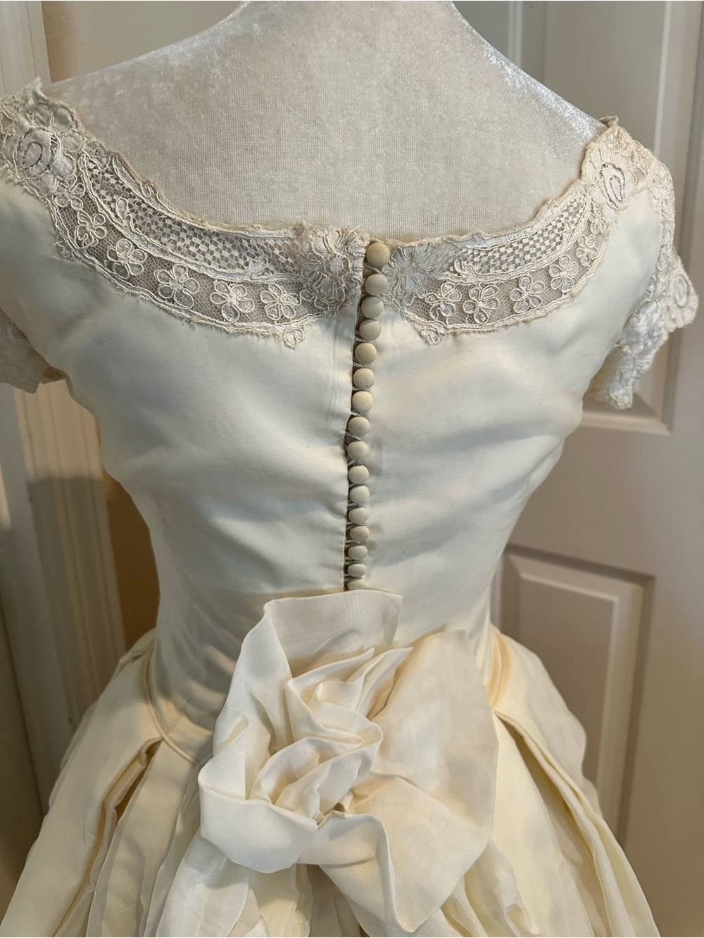 1950’s Ivory Lace-Accent Vintage Wedding Gown - Picture 8 of 11
